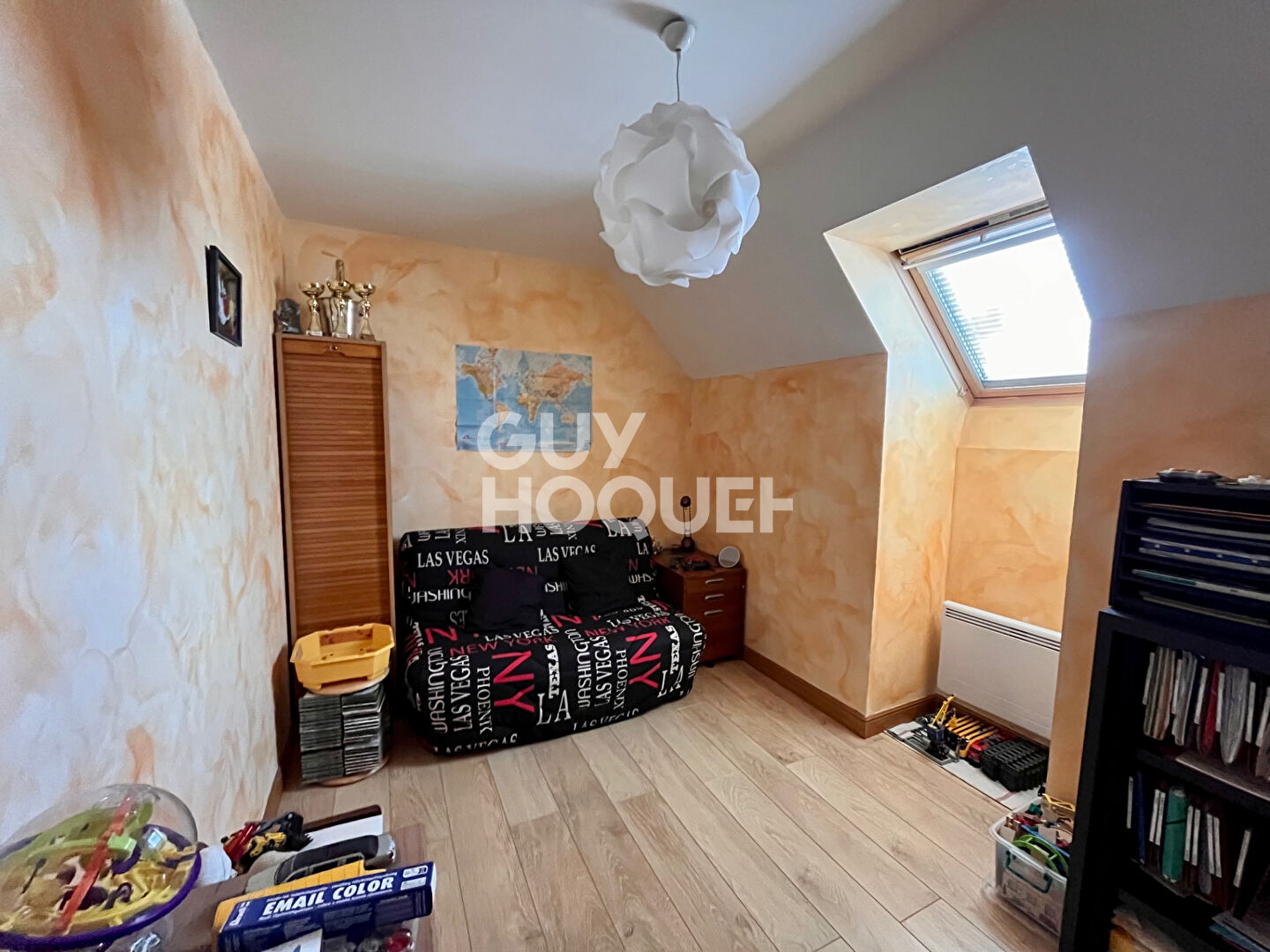 Maison des années 2000 de 143 m²  sur un terrain de 508m² avec quatre chambres.