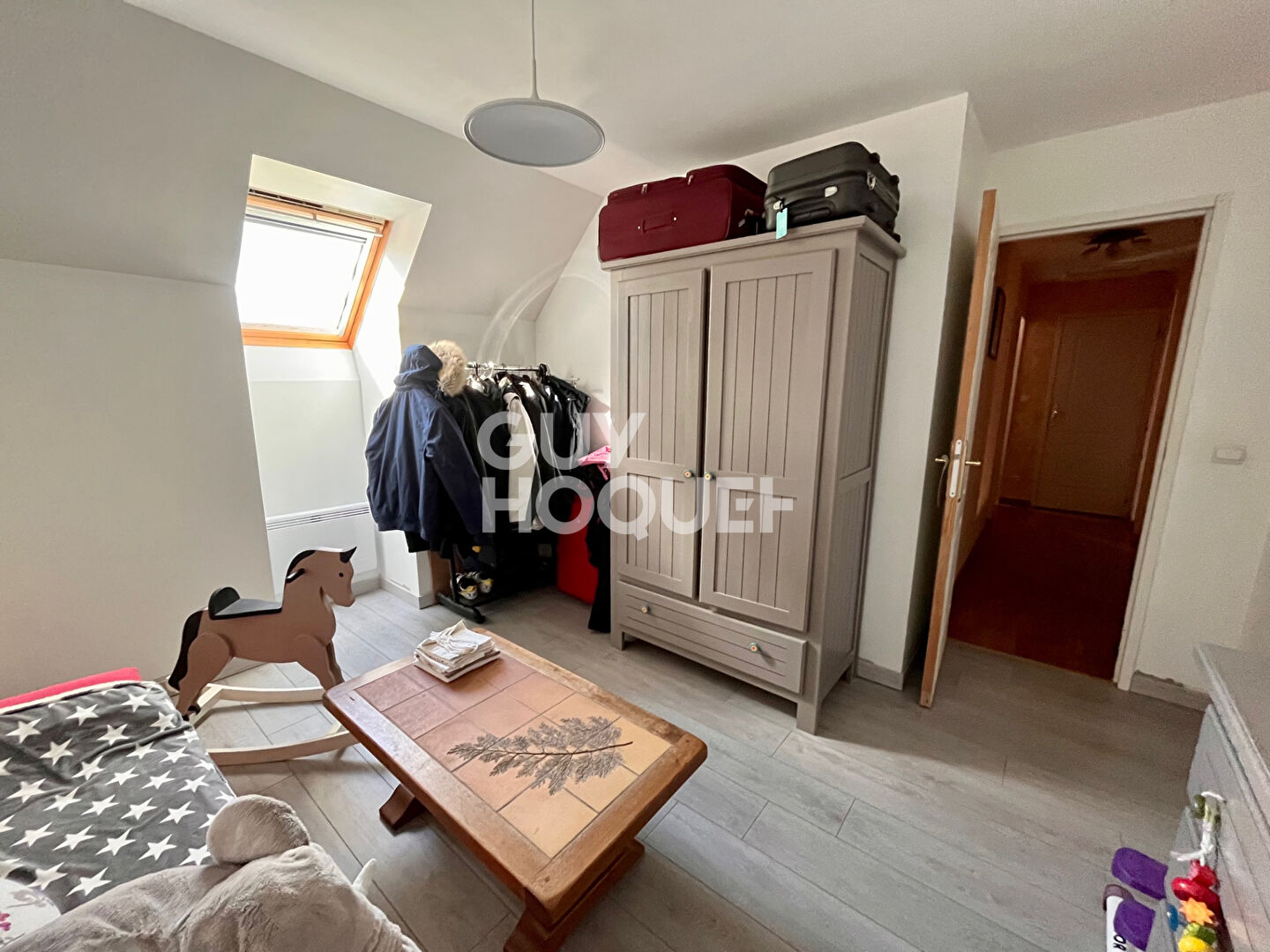 Maison des années 2000 de 143 m²  sur un terrain de 508m² avec quatre chambres.