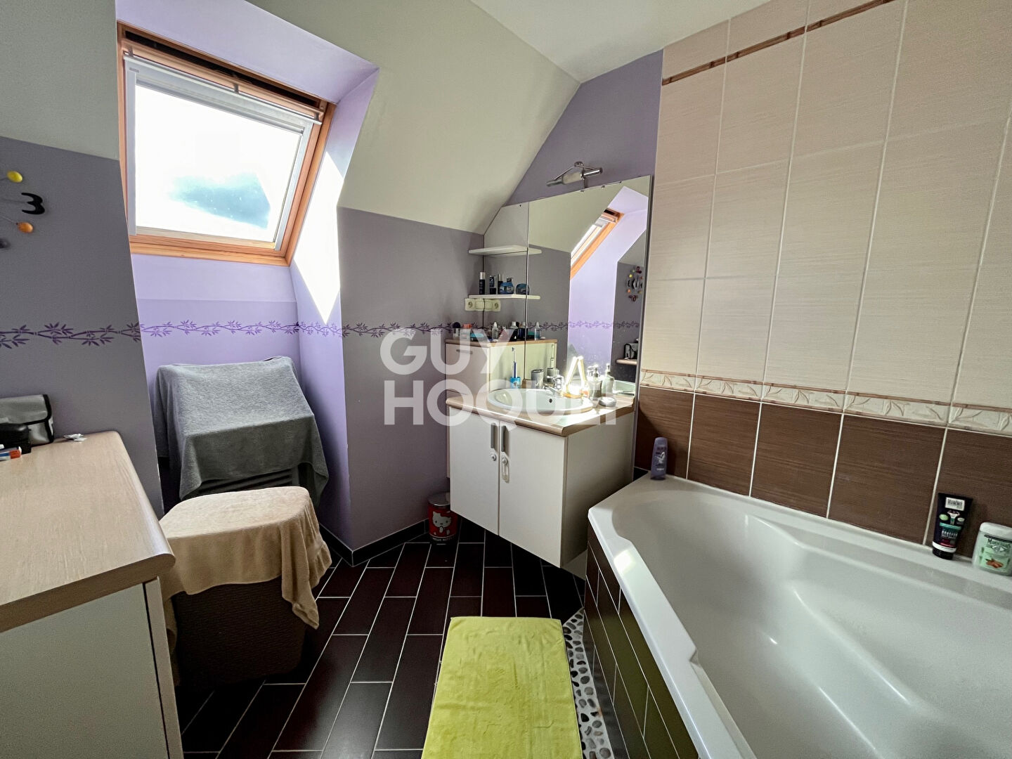 Maison des années 2000 de 143 m²  sur un terrain de 508m² avec quatre chambres.