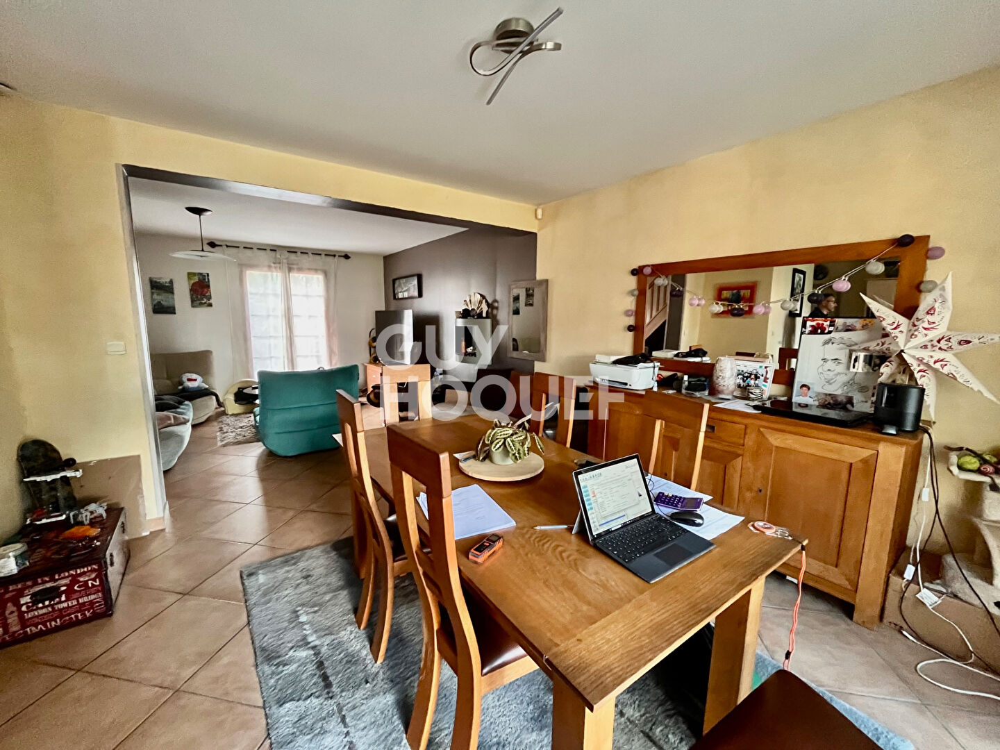 Maison des années 2000 de 143 m²  sur un terrain de 508m² avec quatre chambres.