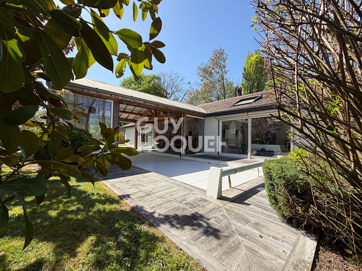 Maison  de plain-pied 5 pièce(s) 137,54 m2 avec piscine  et un chalet d'habitation de 37.92m² sur terrain de 1480m²