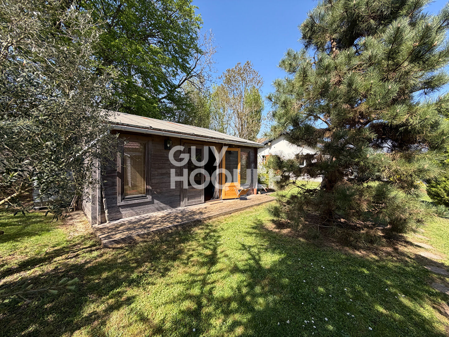 Maison  de plain-pied 5 pièce(s) 137,54 m2 avec piscine  et un chalet d'habitation de 37.92m² sur terrain de 1480m²