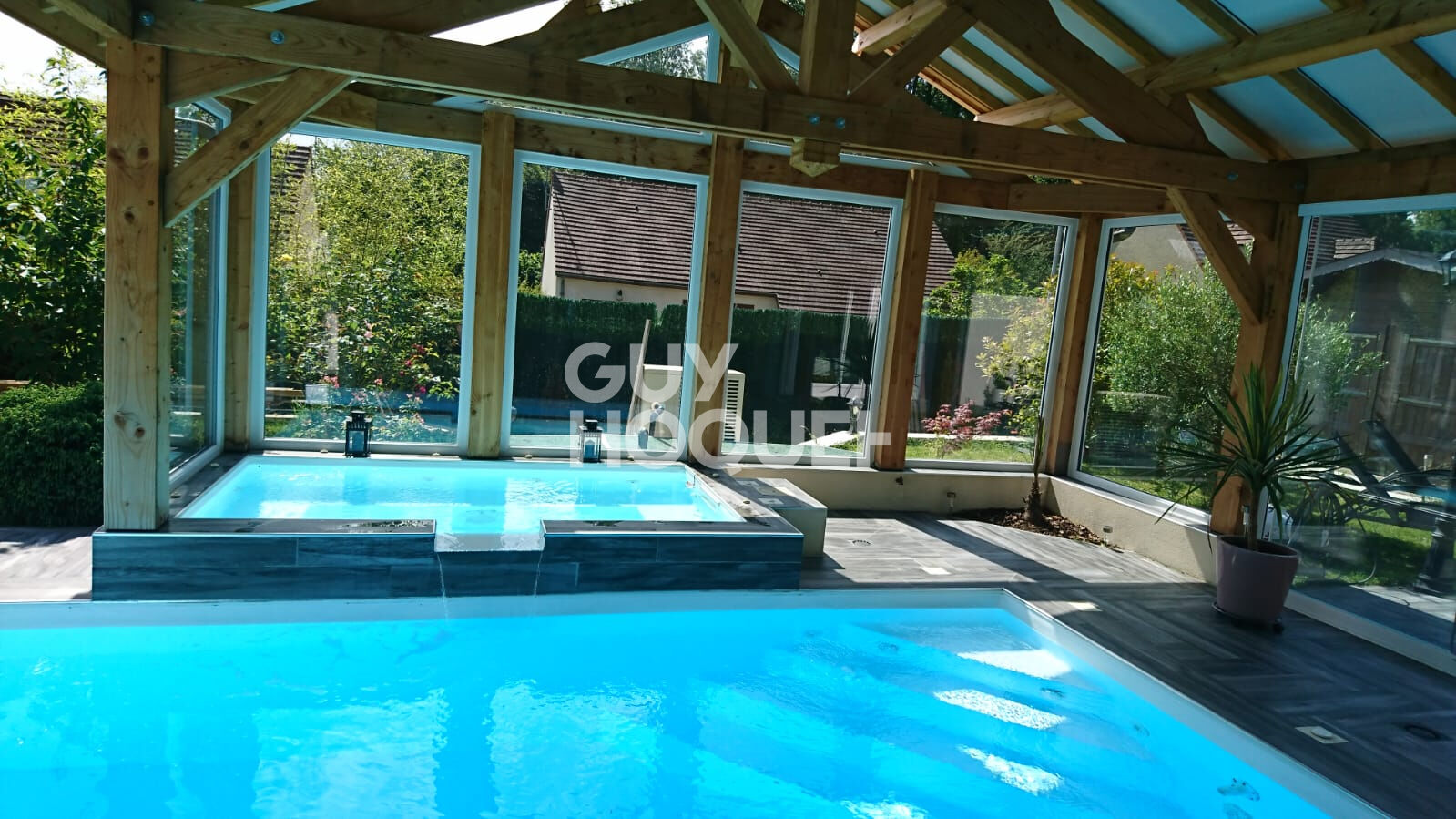 Maison  de plain-pied 5 pièce(s) 137,54 m2 avec piscine  et un chalet d'habitation de 37.92m² sur terrain de 1480m²