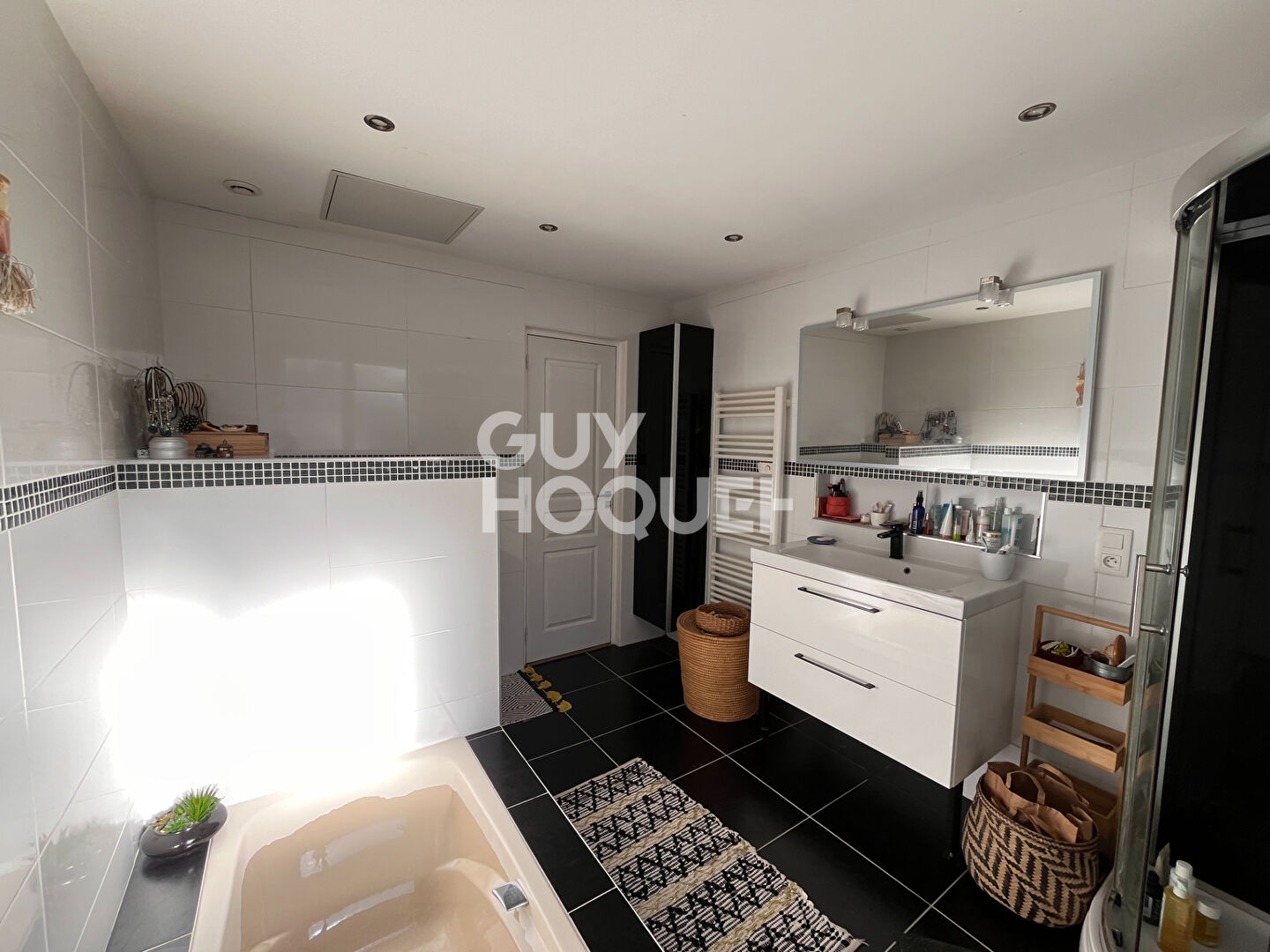 Maison  de plain-pied 5 pièce(s) 137,54 m2 avec piscine  et un chalet d'habitation de 37.92m² sur terrain de 1480m²