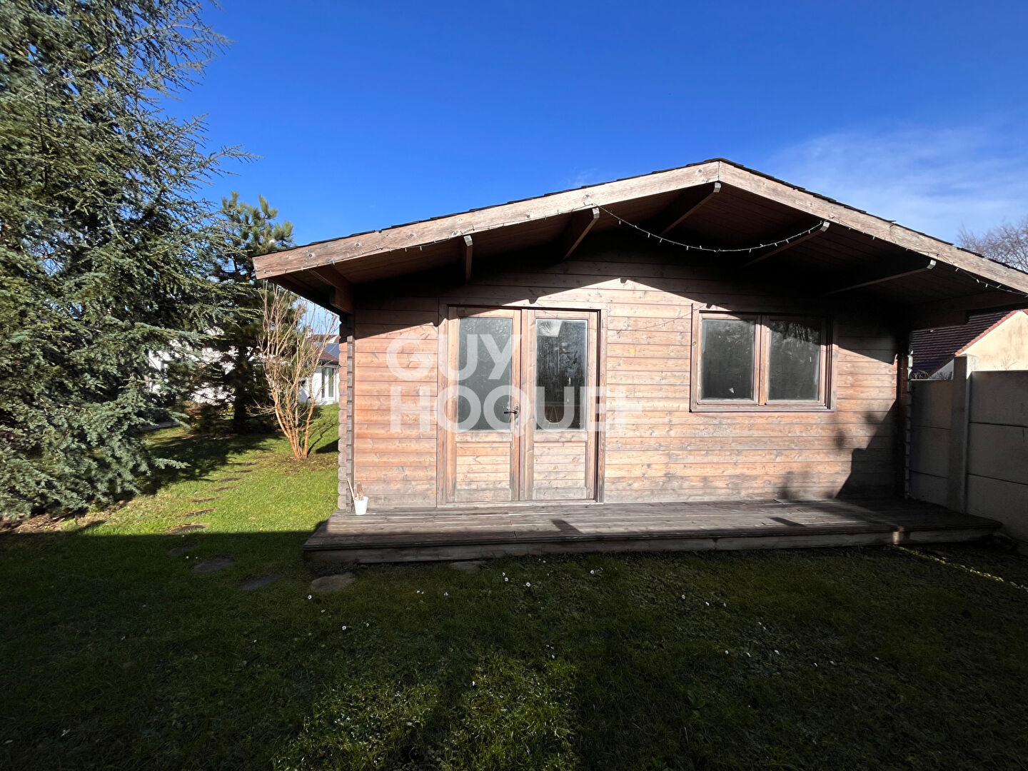 Maison  de plain-pied 5 pièce(s) 137,54 m2 avec piscine  et un chalet d'habitation de 37.92m² sur terrain de 1480m²