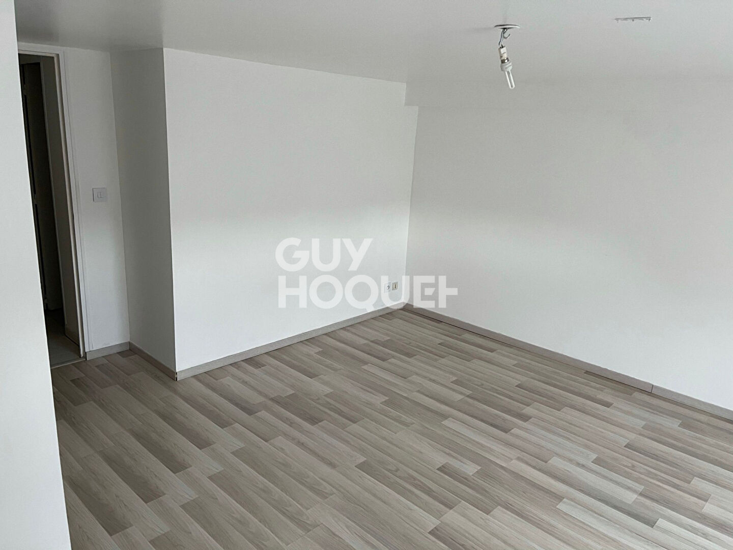 Appartement d'environ 60 m2 au sol  en duplex disposant d'une chambre en centre ville de veneux les sablons.