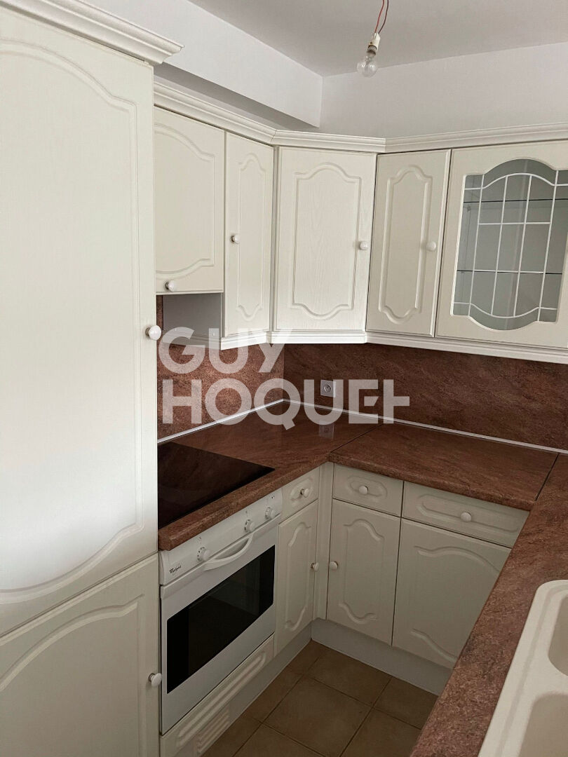 Appartement d'environ 60 m2 au sol  en duplex disposant d'une chambre en centre ville de veneux les sablons.