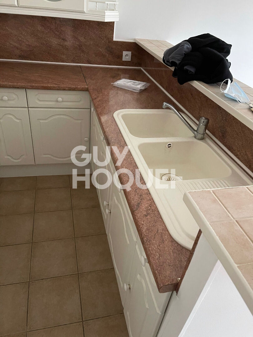 Appartement d'environ 60 m2 au sol  en duplex disposant d'une chambre en centre ville de veneux les sablons.