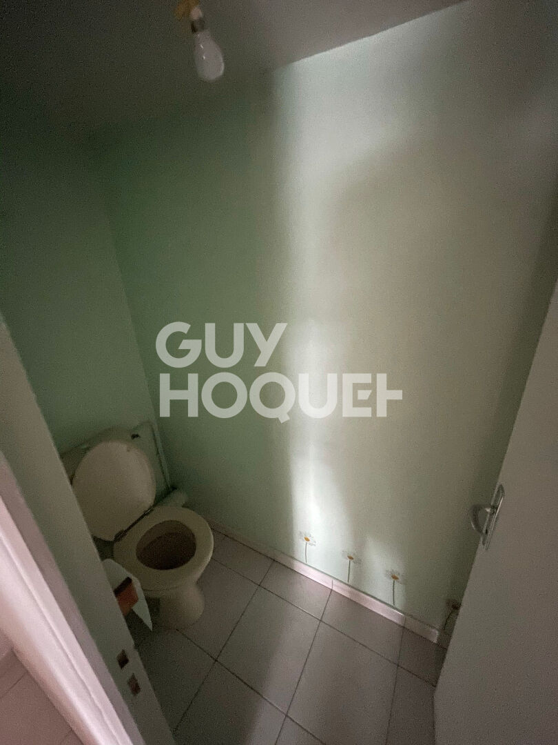 Appartement d'environ 60 m2 au sol  en duplex disposant d'une chambre en centre ville de veneux les sablons.