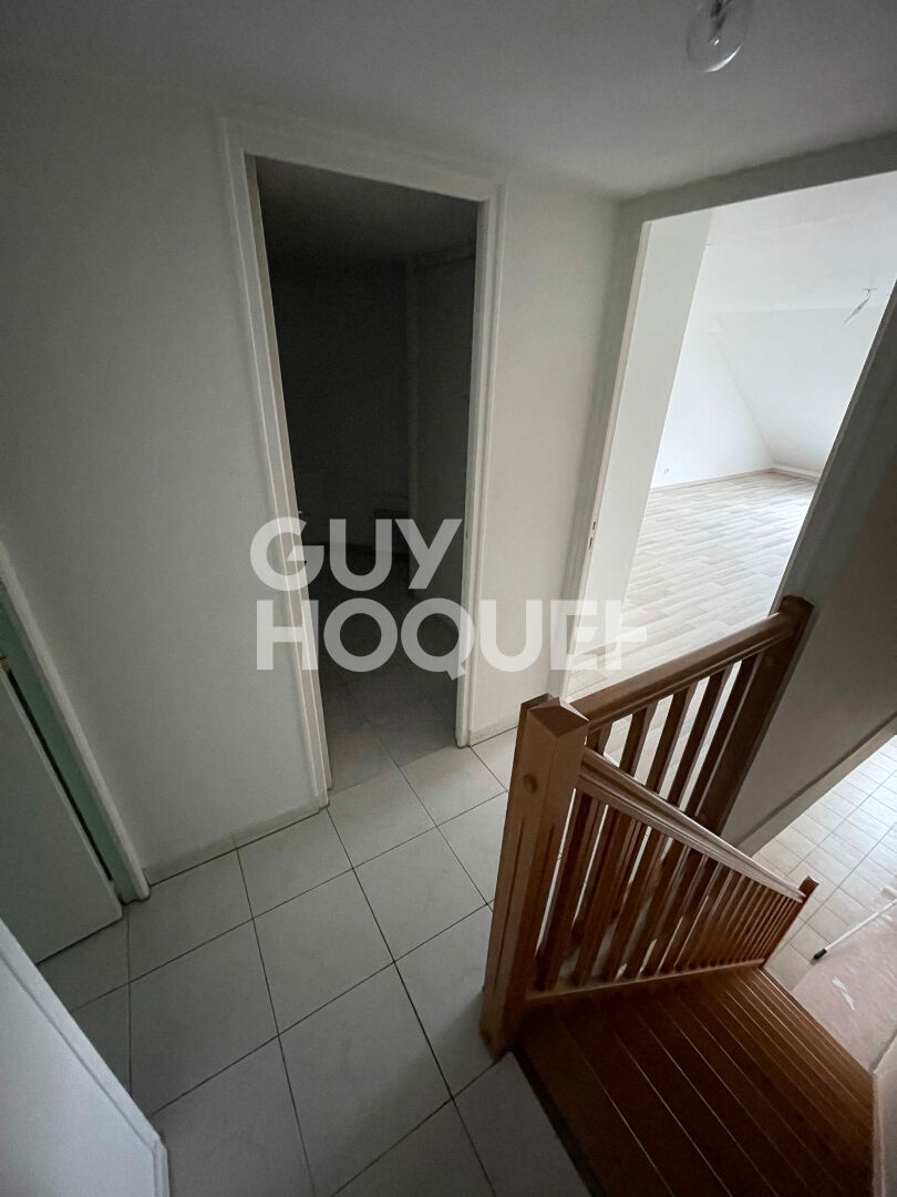 Appartement d'environ 60 m2 au sol  en duplex disposant d'une chambre en centre ville de veneux les sablons.