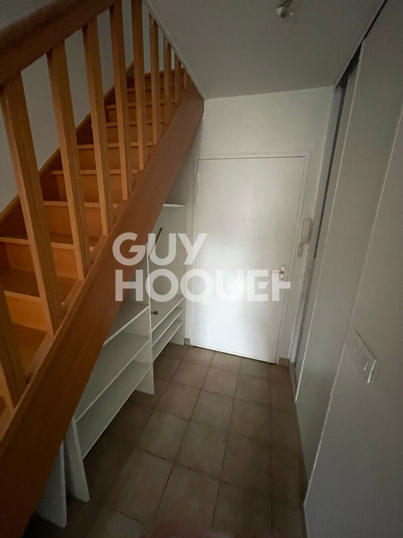 Appartement d'environ 60 m2 au sol  en duplex disposant d'une chambre en centre ville de veneux les sablons.