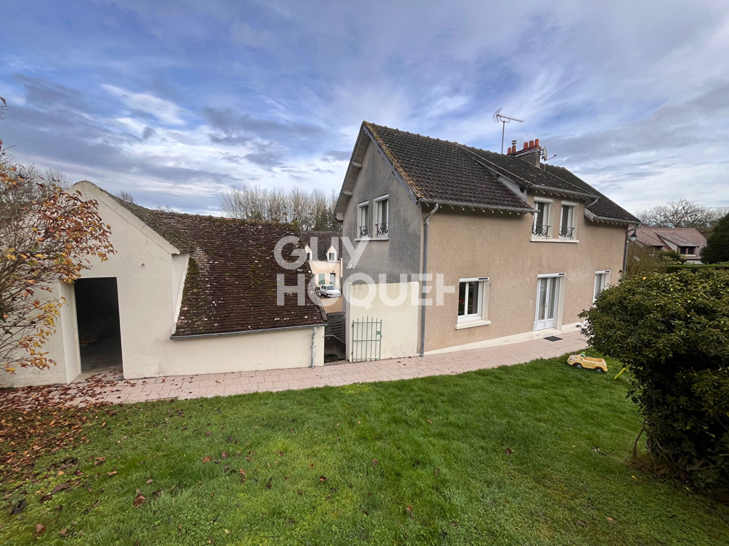 Maison 5 pièces sur un  terrain de 1300 m² avec piscine dans le charmant village de Dormelles