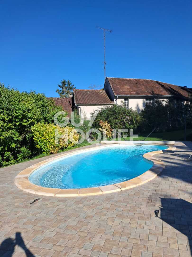 Maison 5 pièces sur un  terrain de 1300 m² avec piscine dans le charmant village de Dormelles