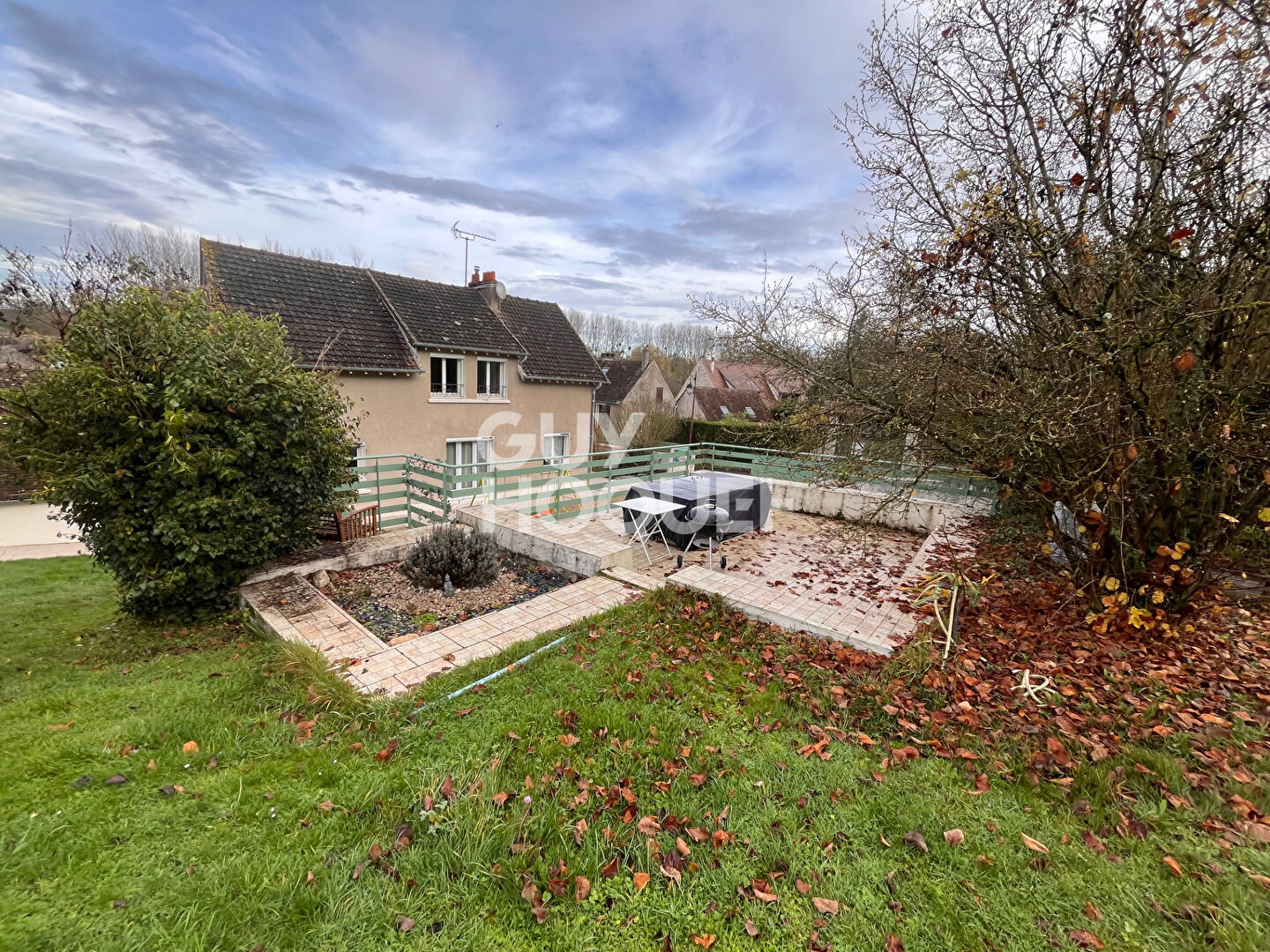 Maison 5 pièces sur un  terrain de 1300 m² avec piscine dans le charmant village de Dormelles