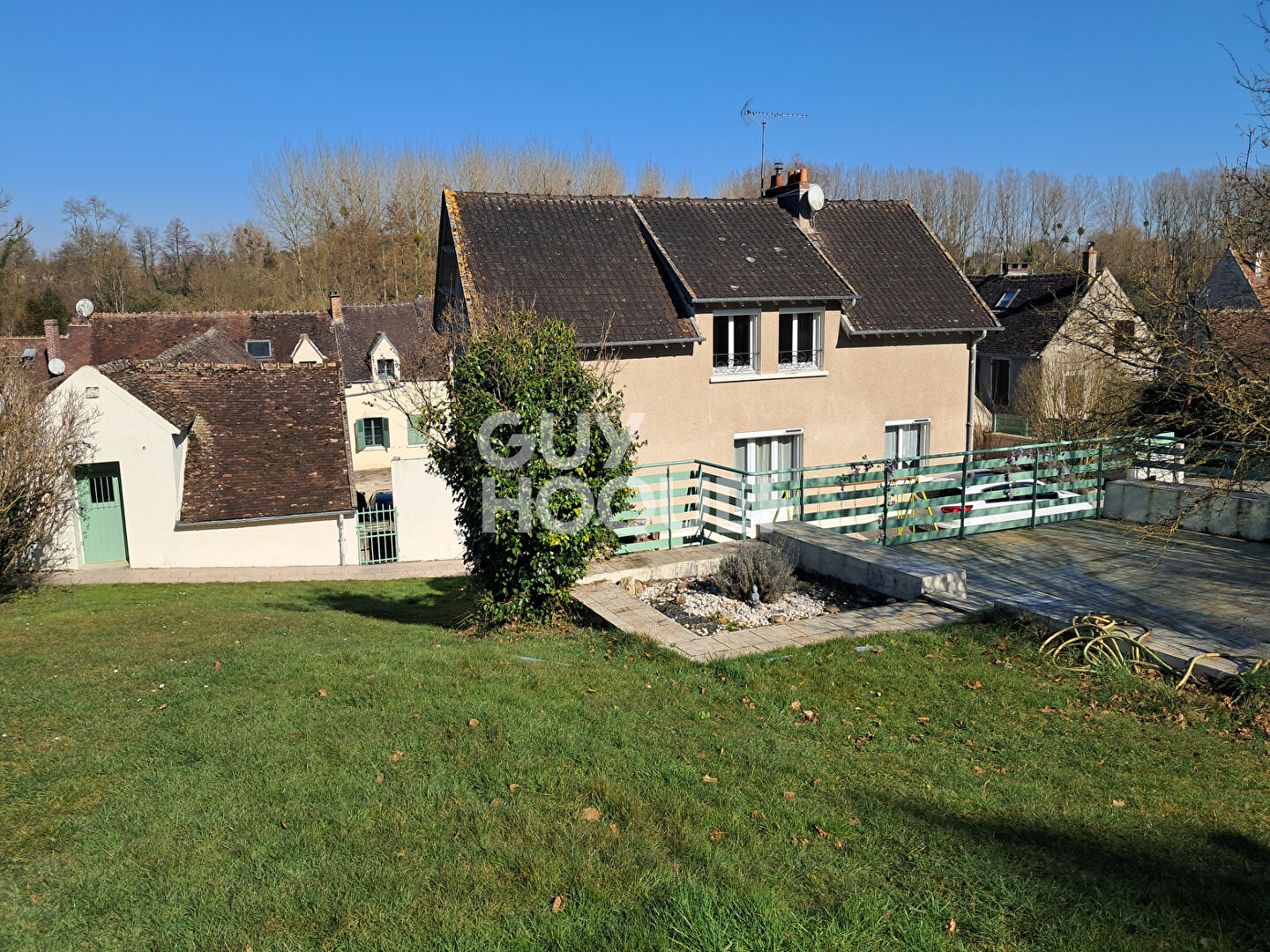 Maison 5 pièces sur un  terrain de 1300 m² avec piscine dans le charmant village de Dormelles
