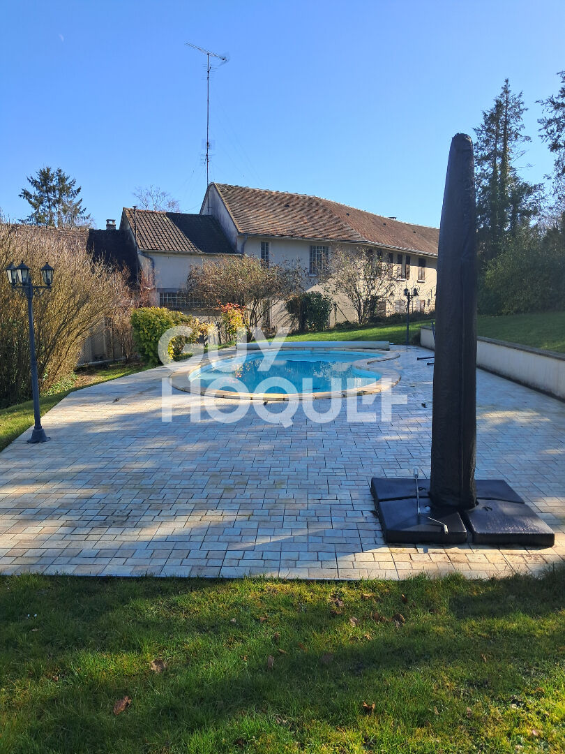 Maison 5 pièces sur un  terrain de 1300 m² avec piscine dans le charmant village de Dormelles