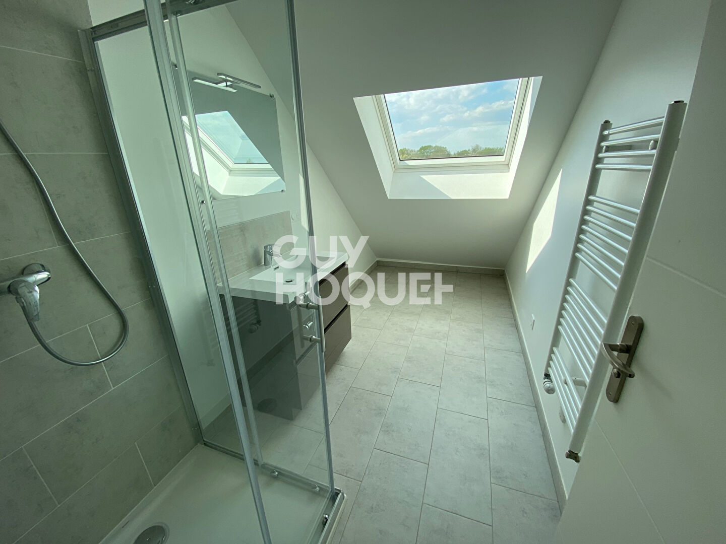 Exclusivité GUY HOQUET  DE MORET : Bel appartement de 41 m2 (58 m2 au sol) au 2nd Etage d'un immeuble construit en 2021