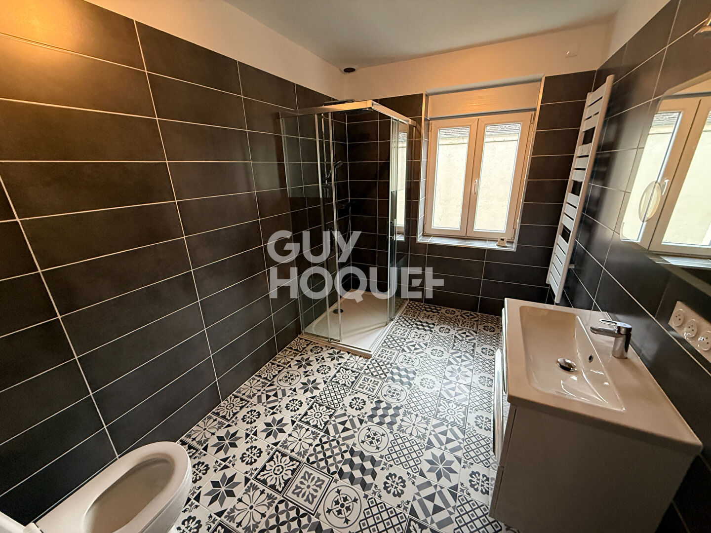 EXCEPTIONNEL UN LOT INDISSOCIABLE DE 2 MAISONS  EN CENTRE VILLE DE VENEUX LES SABLONS (3 chambres et la 2nd 1 chambre)