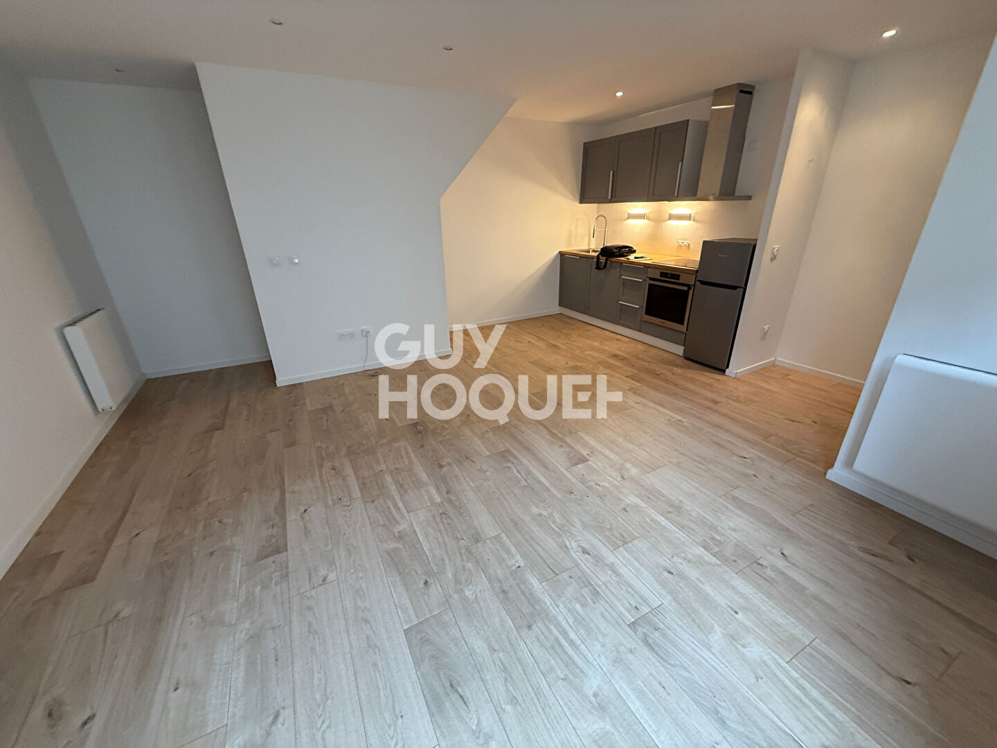 EXCEPTIONNEL UN LOT INDISSOCIABLE DE 2 MAISONS  EN CENTRE VILLE DE VENEUX LES SABLONS (3 chambres et la 2nd 1 chambre)