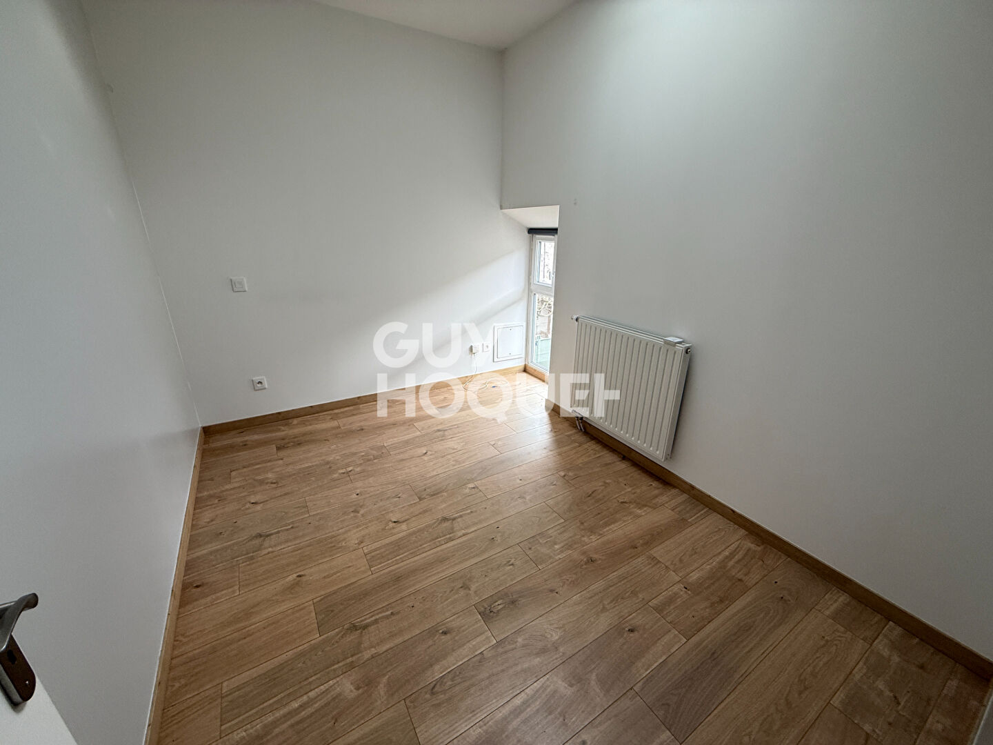 EXCEPTIONNEL UN LOT INDISSOCIABLE DE 2 MAISONS  EN CENTRE VILLE DE VENEUX LES SABLONS (3 chambres et la 2nd 1 chambre)