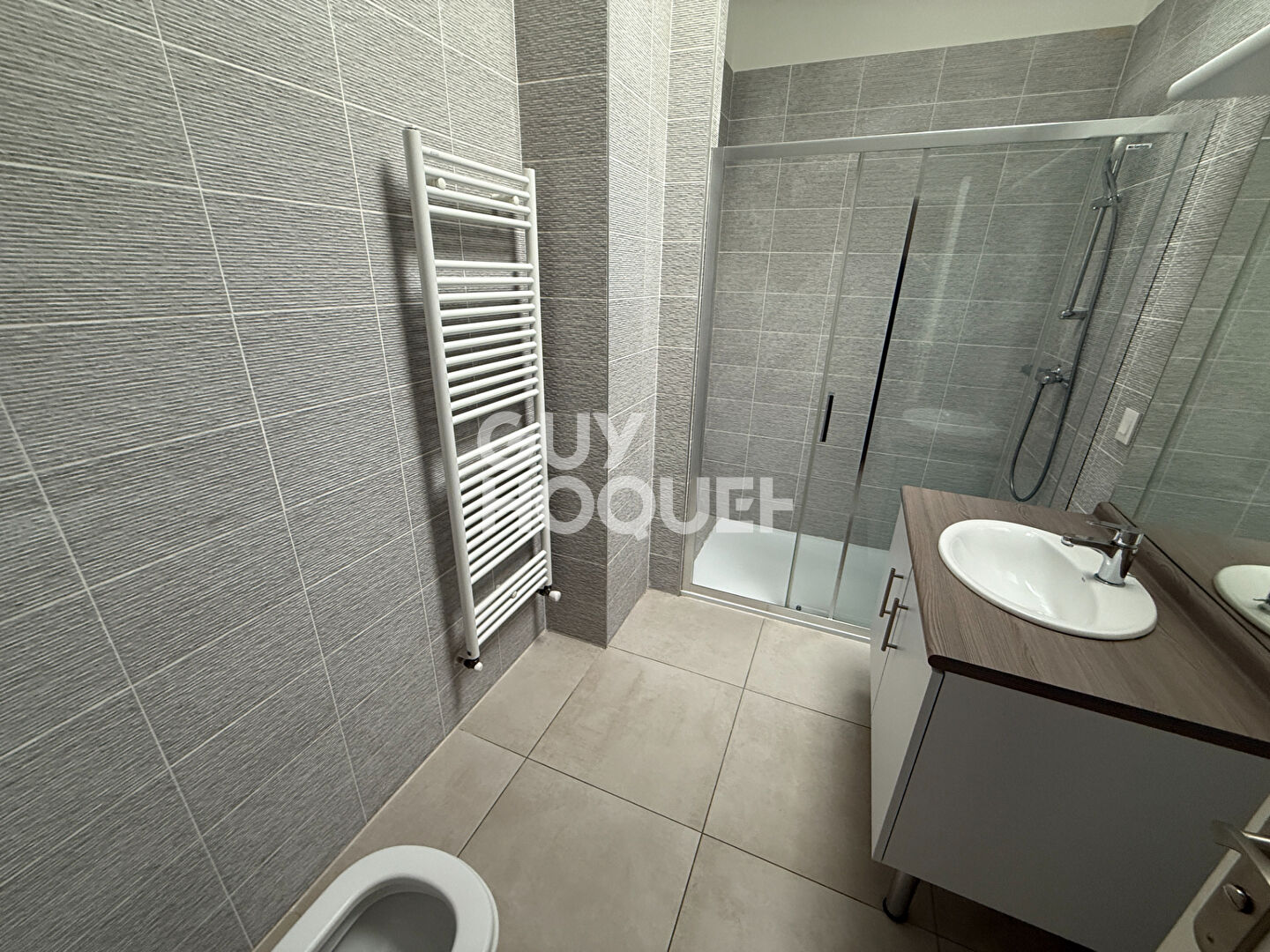 EXCEPTIONNEL UN LOT INDISSOCIABLE DE 2 MAISONS  EN CENTRE VILLE DE VENEUX LES SABLONS (3 chambres et la 2nd 1 chambre)