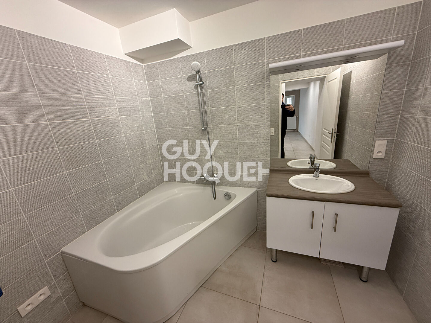 EXCEPTIONNEL UN LOT INDISSOCIABLE DE 2 MAISONS  EN CENTRE VILLE DE VENEUX LES SABLONS (3 chambres et la 2nd 1 chambre)