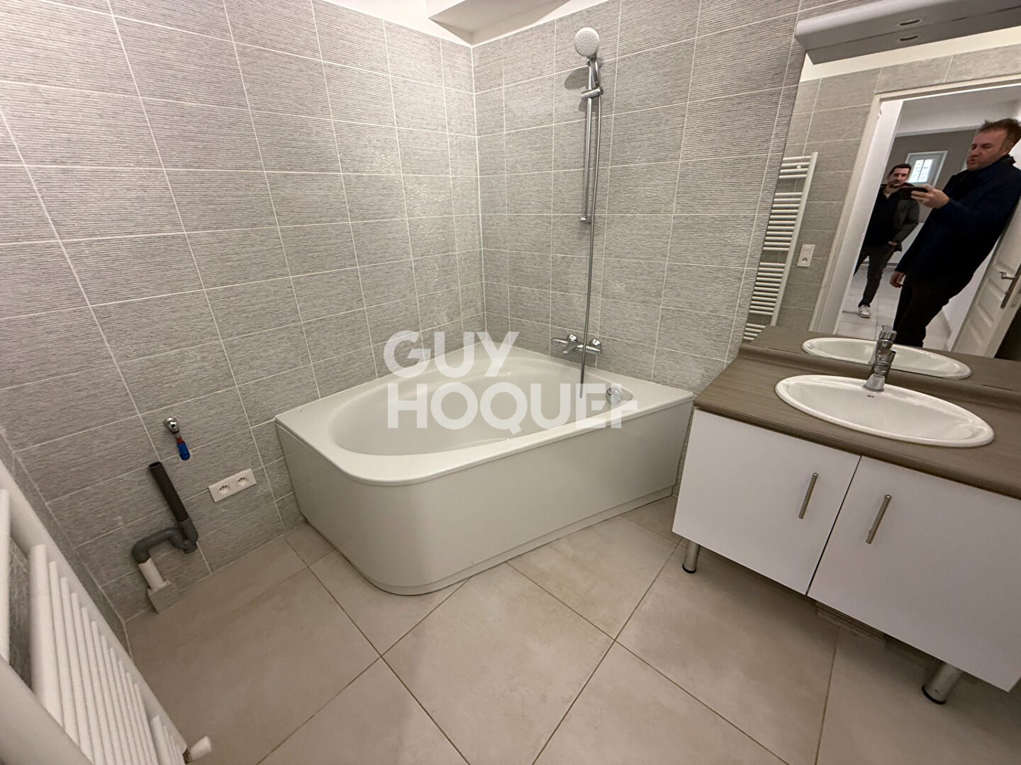 EXCEPTIONNEL UN LOT INDISSOCIABLE DE 2 MAISONS  EN CENTRE VILLE DE VENEUX LES SABLONS (3 chambres et la 2nd 1 chambre)