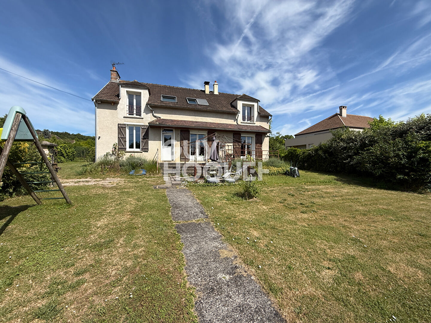 Maison familiale d'environ 170M2 à proximité de Montigny Sur Loing avec 6 chambres sur une parcelle de 2165 m2.