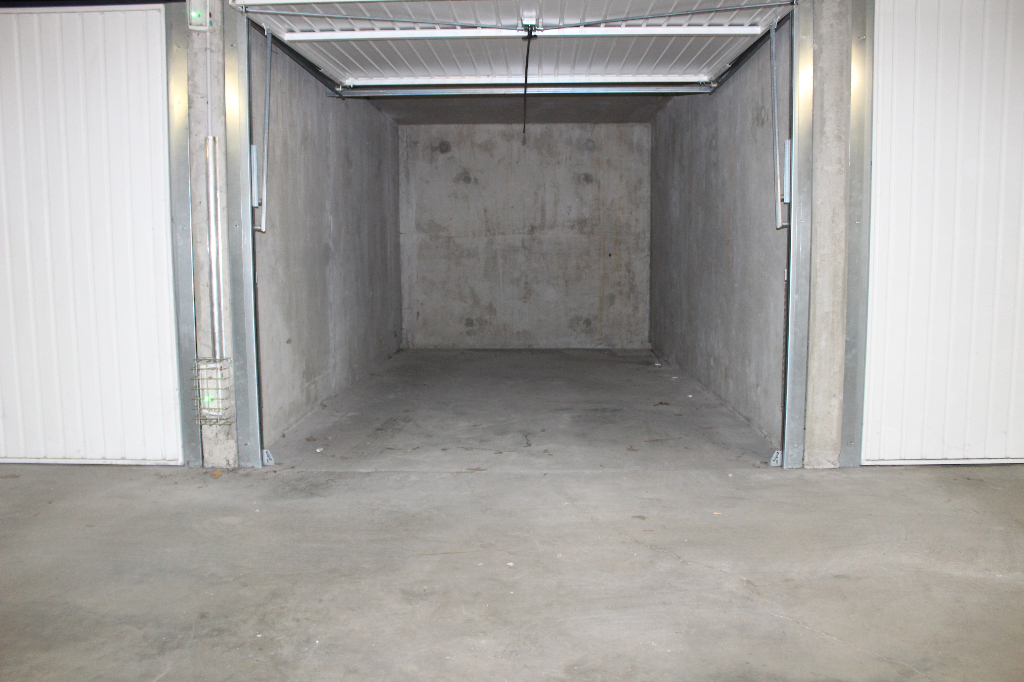 Garage fermé en sous-sol sécurisé à VERNAISON