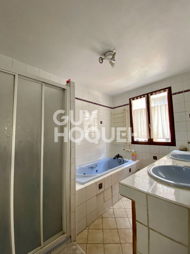 Maison à rafraichir de 118 m² à Givors, proche écoles et commerces