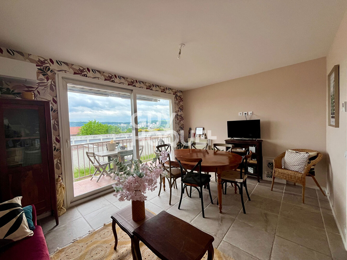 Charmant T4 lumineux et traversant avec balcons / garage / cave
