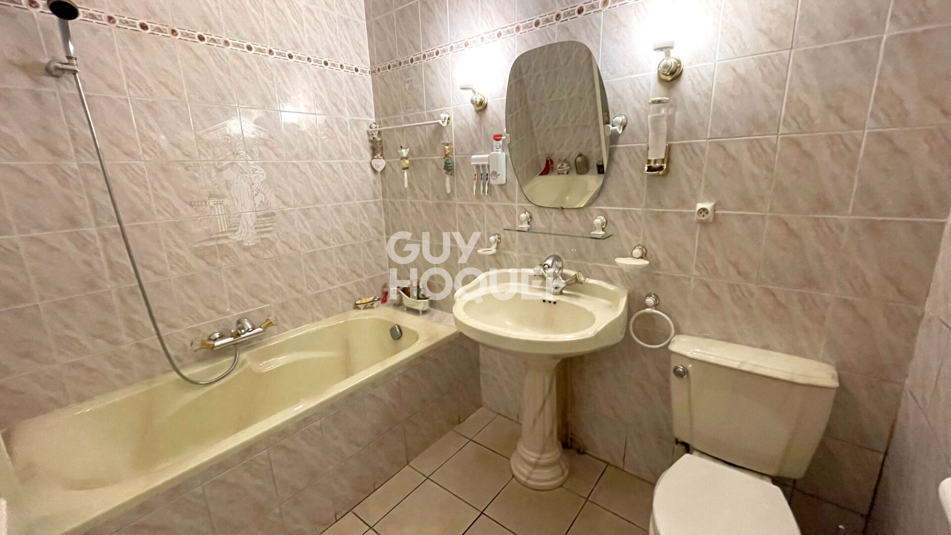 Charmant T4 de plus de 100m² avec une belle hauteur sous plafond avec stockage et garage