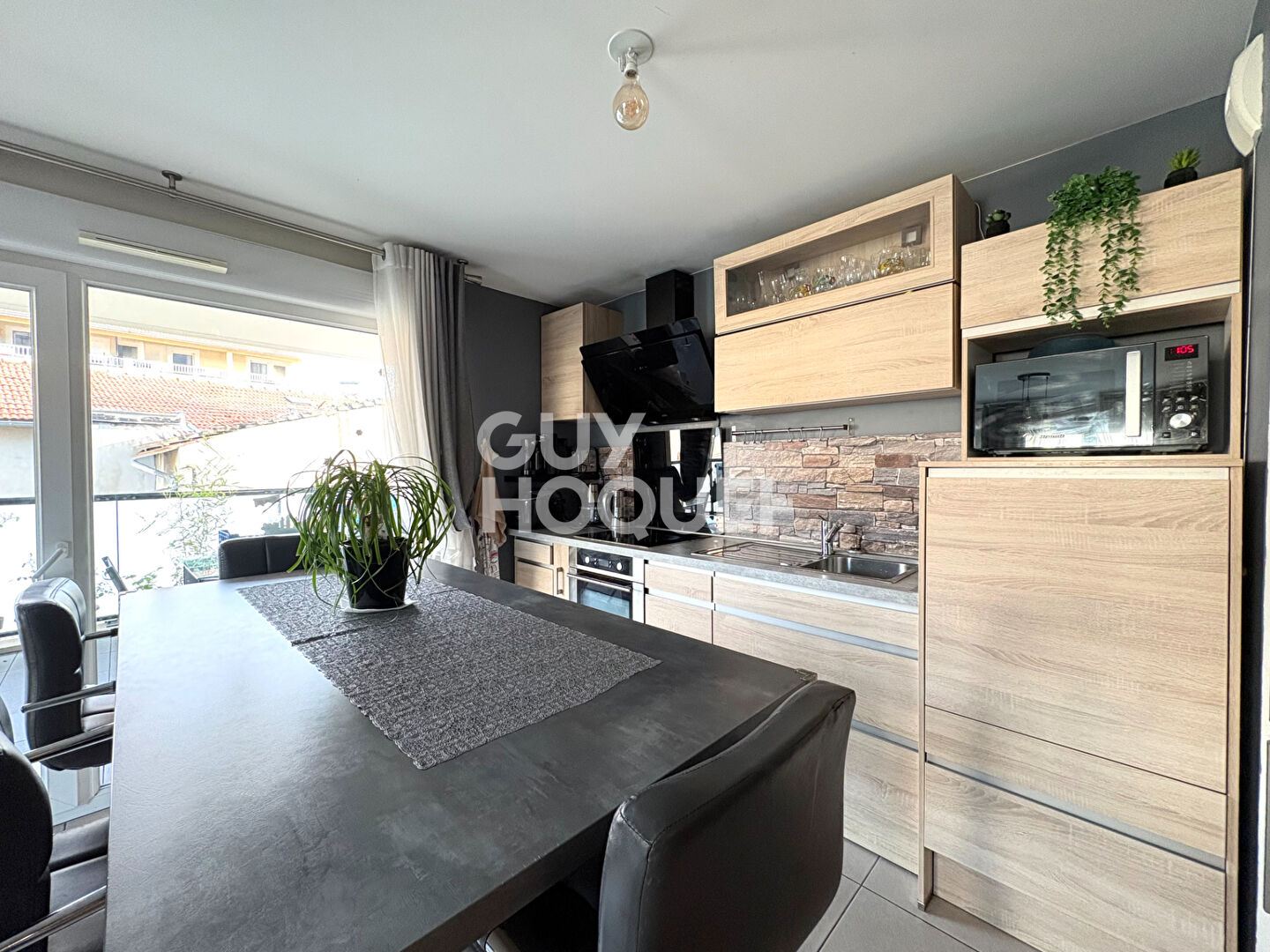 Charmant T3 lumineux avec balcon et garage en plein coeur de Givors