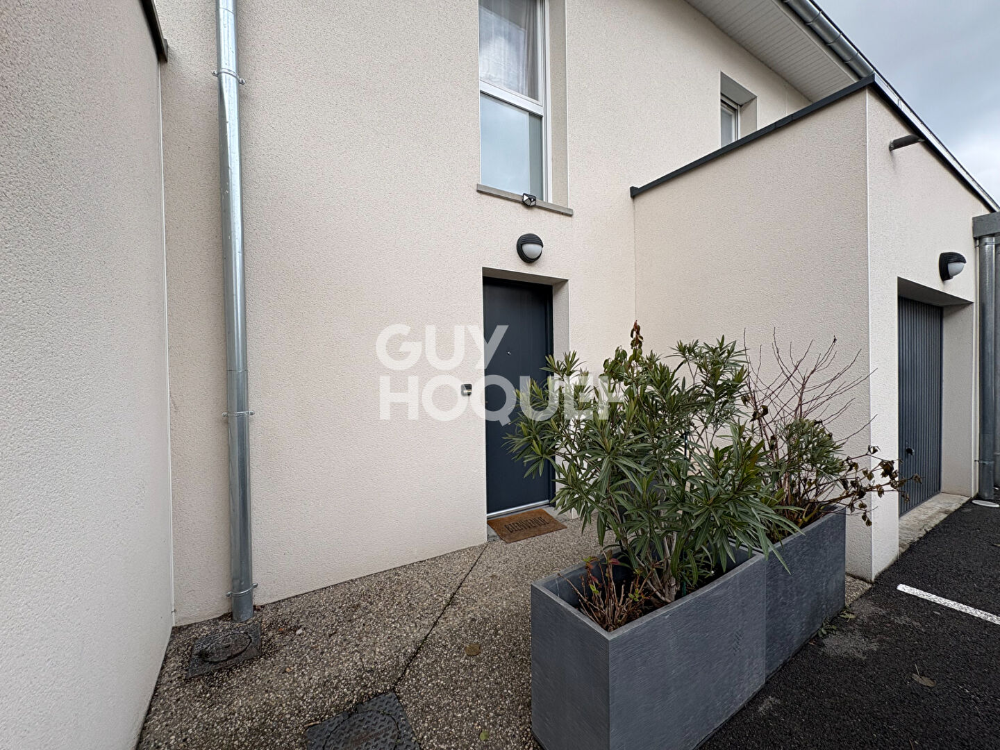 Maison lumineuse de 2019 avec jardin et garage, proche écoles et commerces