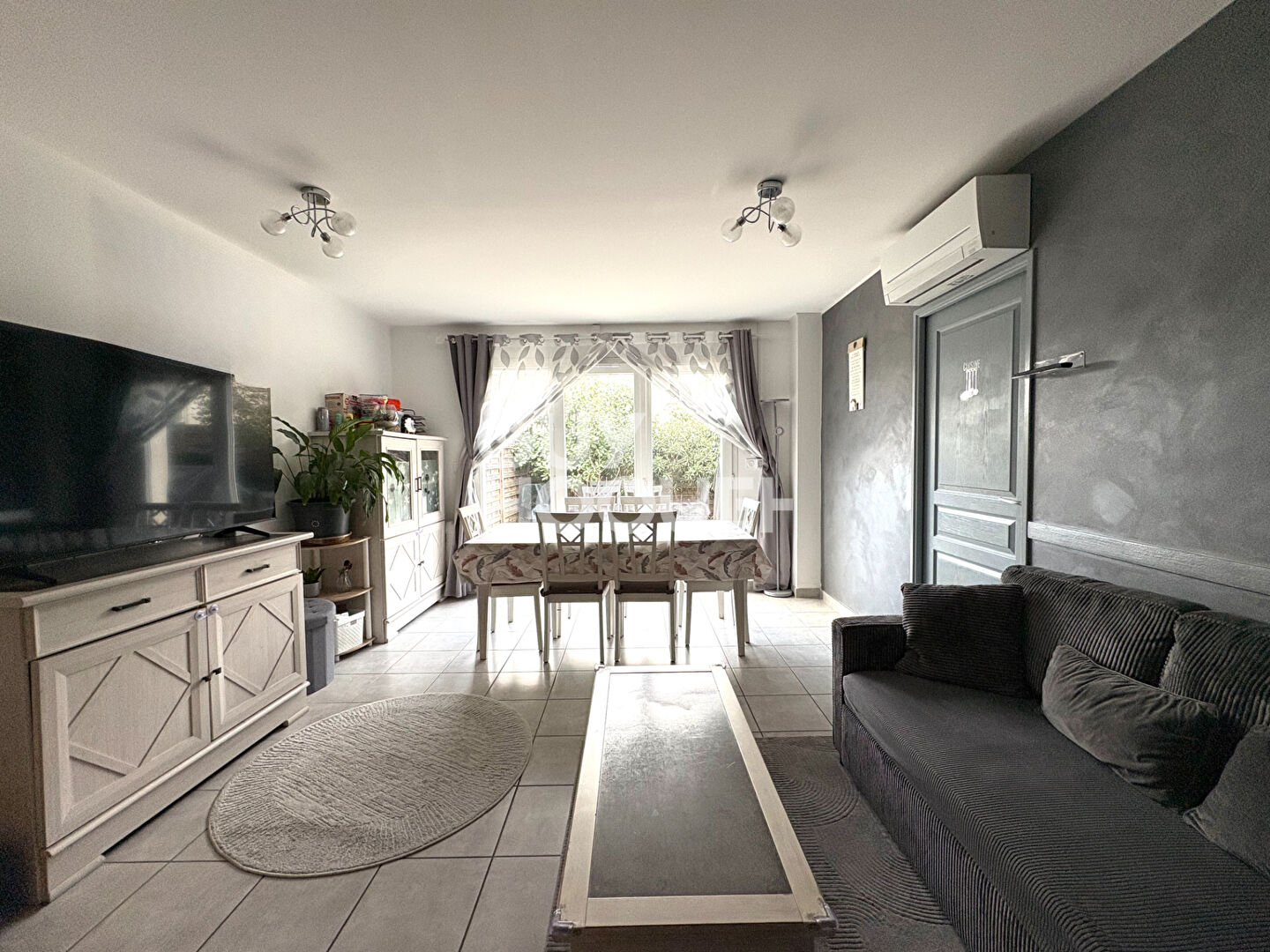 Maison lumineuse de 2019 avec jardin et garage, proche écoles et commerces