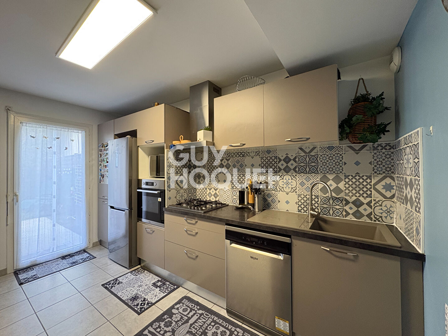 Maison lumineuse de 2019 avec jardin et garage, proche écoles et commerces