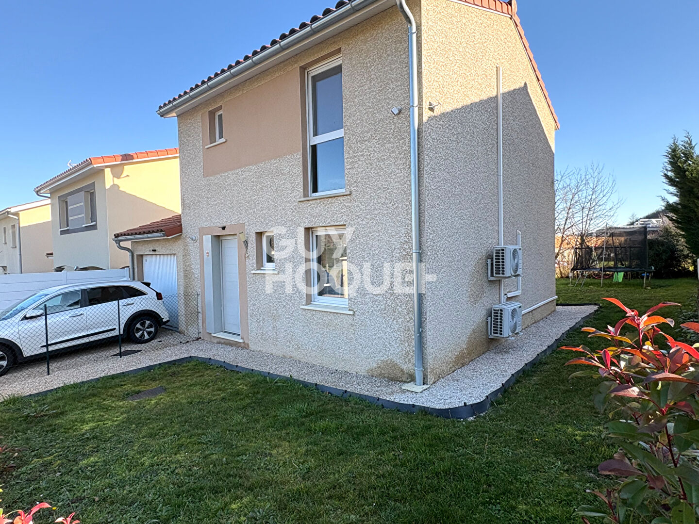 Maison récente avec 3 chambres, garage et terrain arboré et plat - DPE B