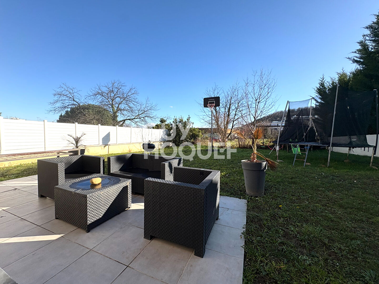 Maison individuelle récente avec 3 chambres, garage et terrain arboré et plat - DPE B