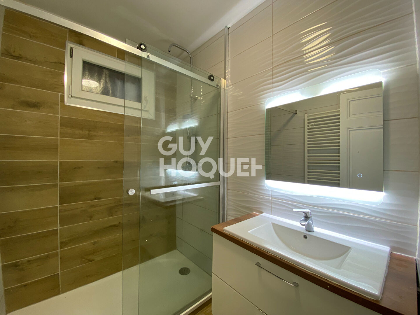 Appartement T4 traversant en rez-de-chaussée avec grande terrasse dans le centre-ville de Givors