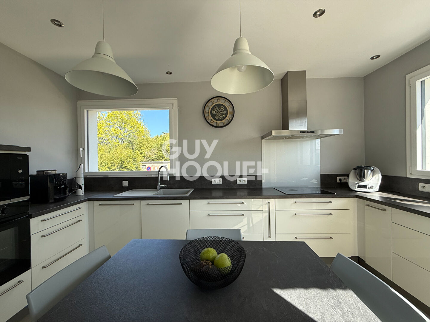 Maison familiale à Millery proche du centre avec grand jardin et piscine