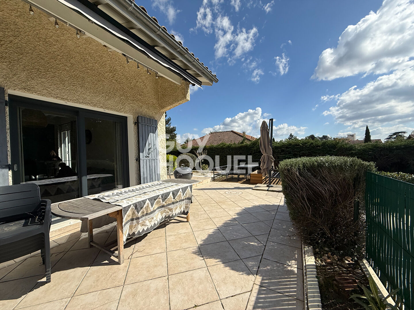 Maison familiale à Millery proche du centre avec grand jardin et piscine