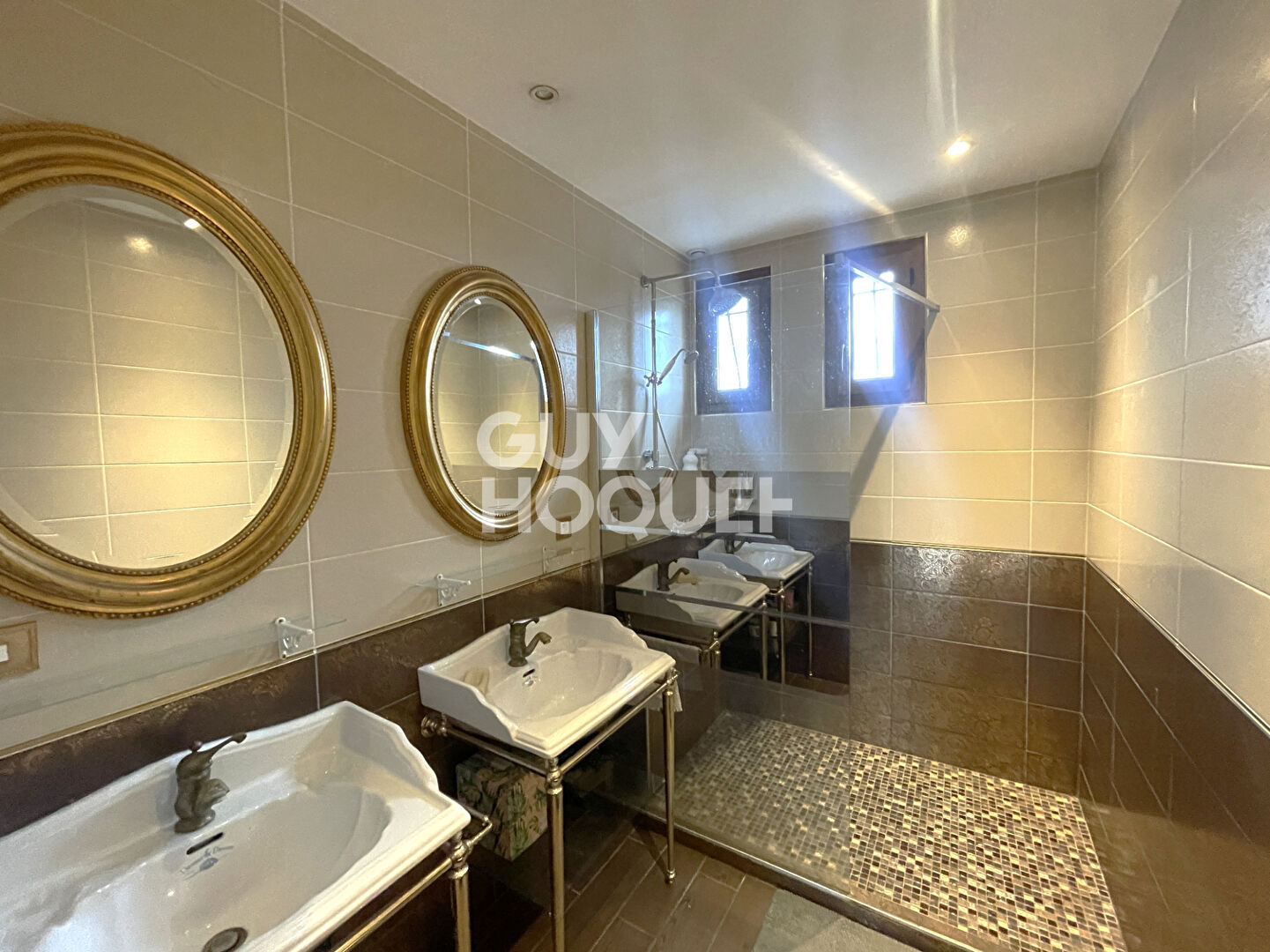 Maison familiale avec piscine, terrain de 1503 m²