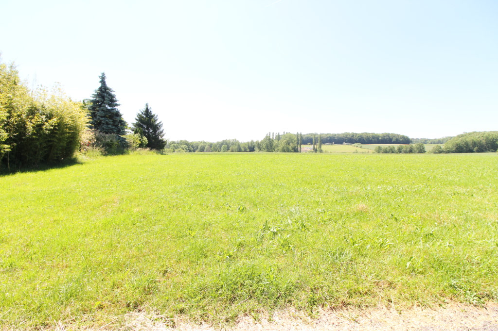 Terrain en campagne, plat et idéalement situé