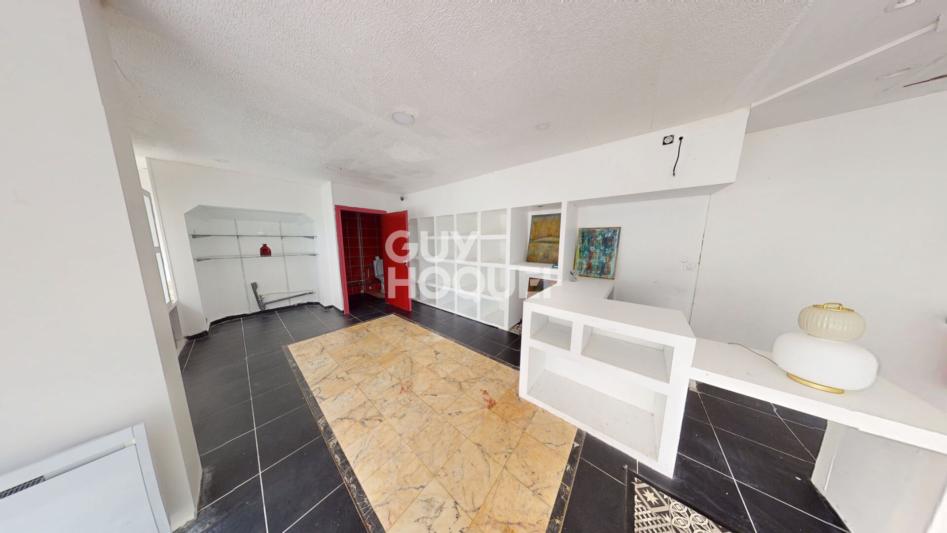 Local VIDE  cour des maréchaux!