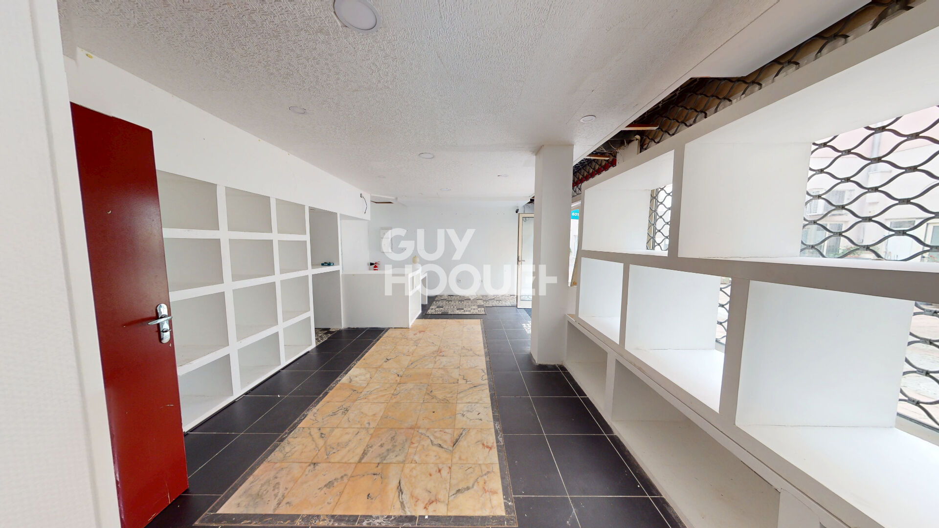 Local VIDE  cour des maréchaux!