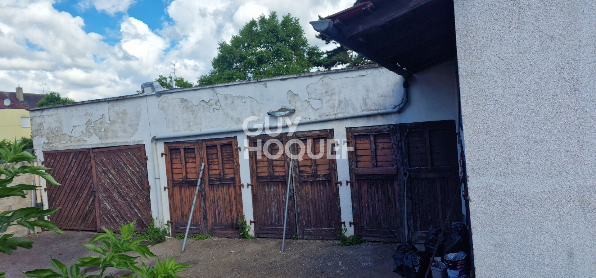 Terrain avec 5 garages!