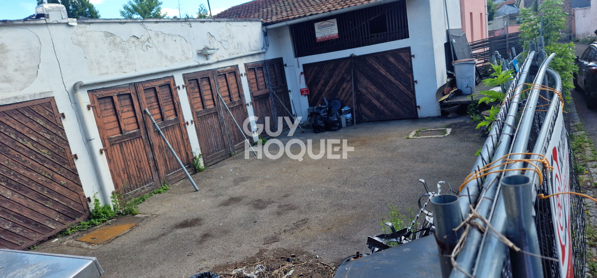 Terrain avec 5 garages!