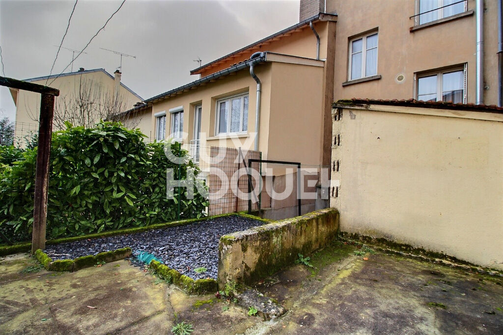 MAISON - 2 CHAMBRES - GARAGE - TERRASSE - JARDINET a rénover