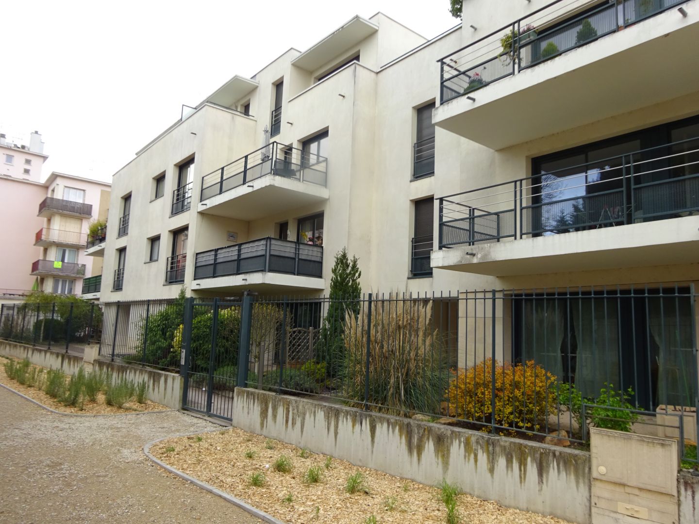 2 pièces -  balcon - place de parking en sous-sol