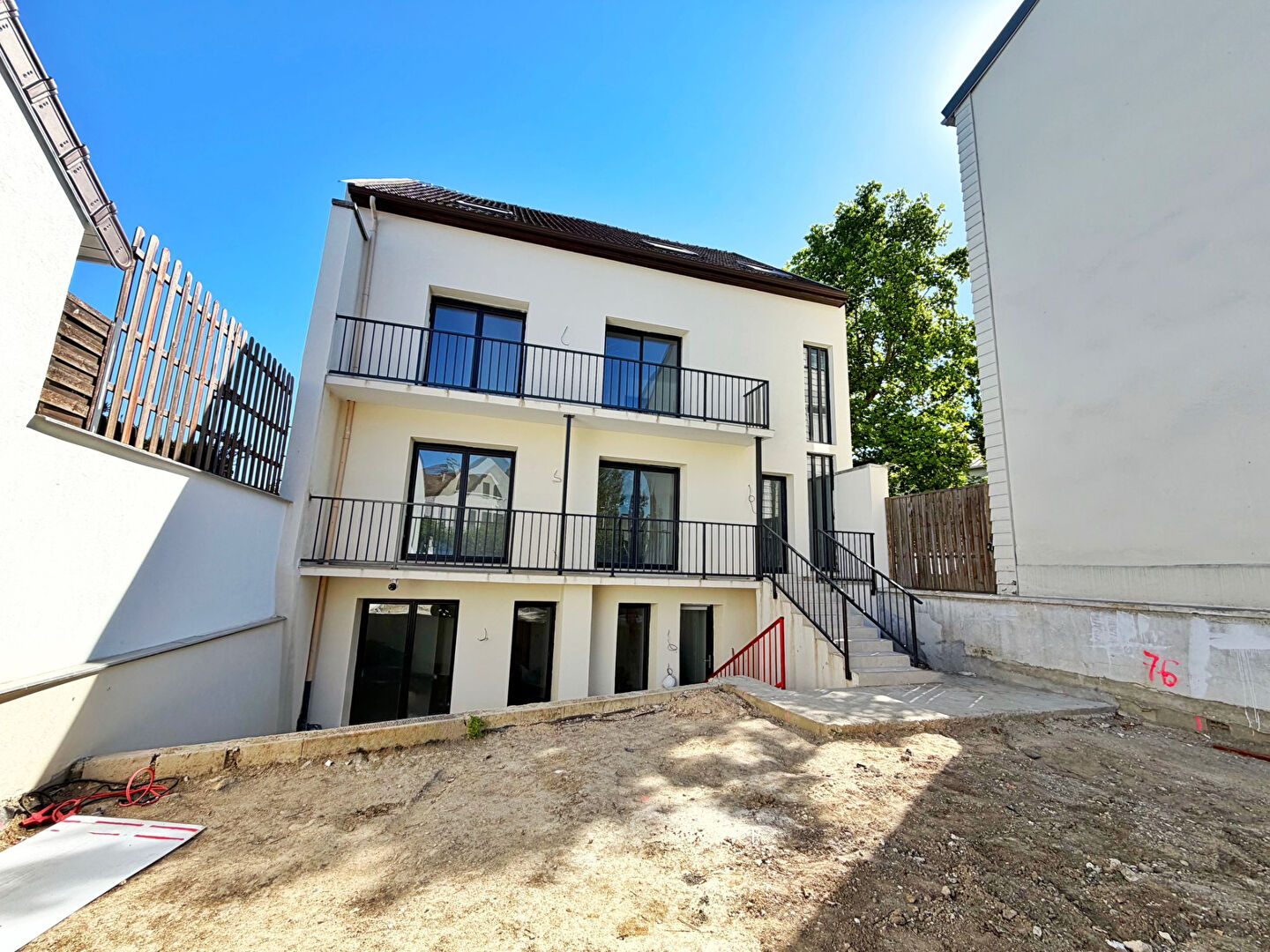 NANTERRE LIMITE SURESNES